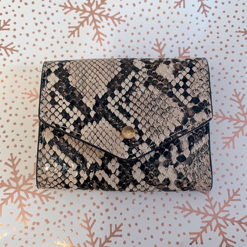 Snake skin small wallet. In near if not perfect condition!